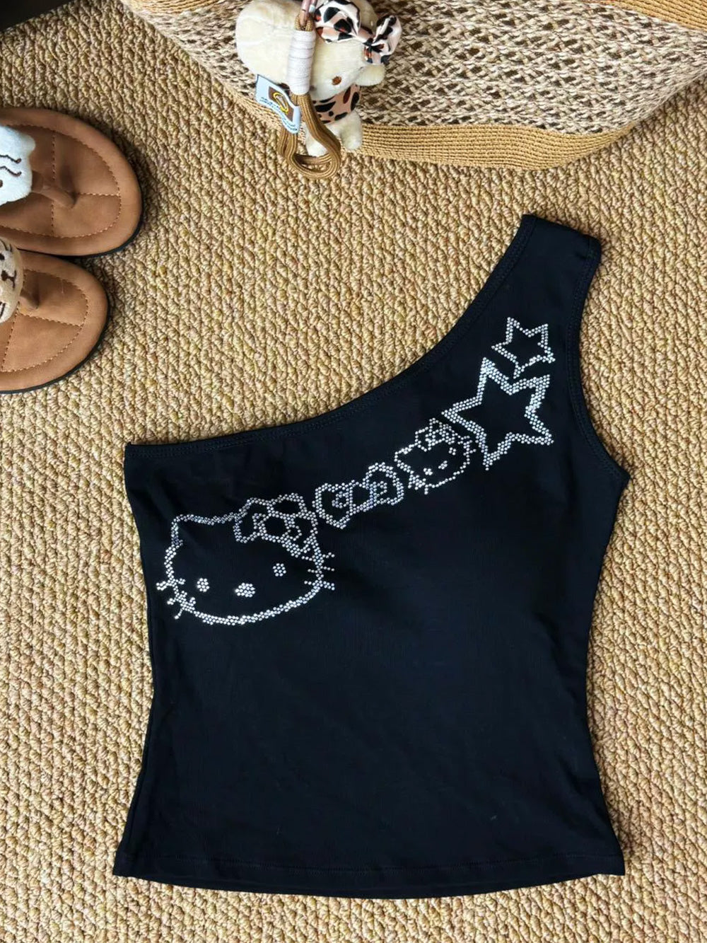 Hello Kitty rhinestone off-shoulder cropped vest | Off-shoulder versatile top
