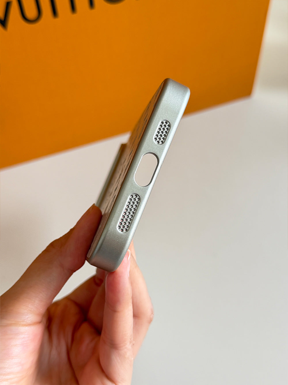 L series Phone case 2062 | Instantly Enlarges the Window (subject to the image)
